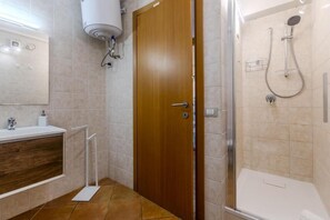 Sèche-cheveux, bidet, serviettes fournies, savon