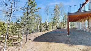 Eine Holzhütte mit überdachter Veranda und Erdboden.