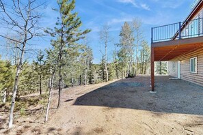 Eine Holzhütte mit überdachter Veranda und Erdboden.