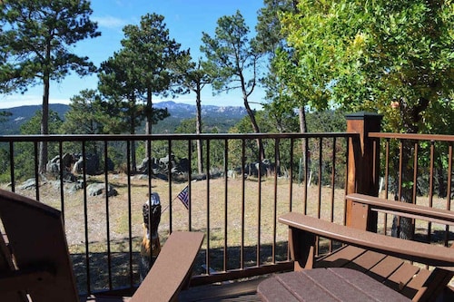 Black Hills Mountain Lodge - Mt Rushmore Views • Hot Tub on 17 Acres