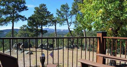 Black Hills Mountain Lodge - Mt Rushmore Views • Hot Tub on 17 Acres