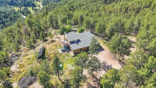 Black Hills Mountain Lodge - Mt Rushmore Views • Hot Tub on 17 Acres