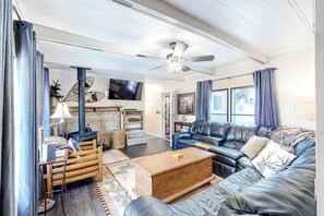 Ein Wohnzimmer mit Sofa, Couchtisch und Kamin.