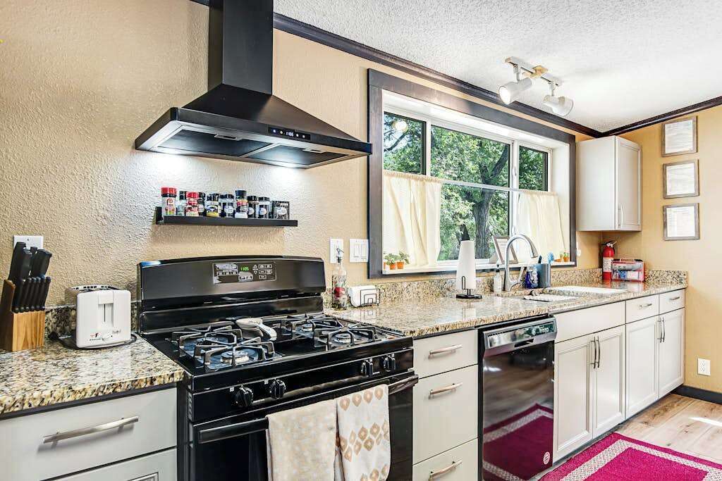 Coffee/tea maker, fridge, microwave, oven