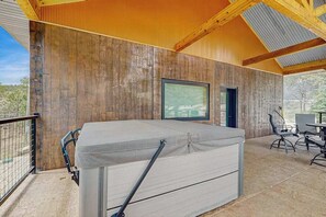 Ein Zimmer mit einem großen Bett, einem Fenster und einer Tür.