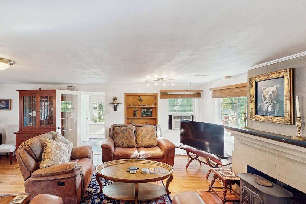 TV, fireplace, offices