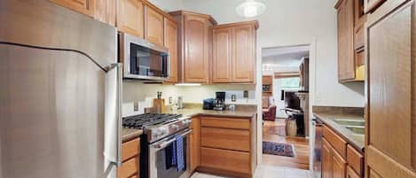 Coffee/tea maker, fridge, microwave, oven