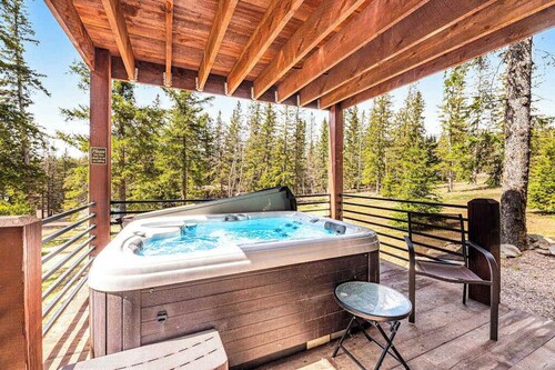 Lost Buffalo Lodge - Hot Tub Lodge Steps to Terry Peak
