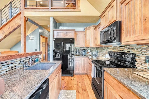 Hot Tub Lodge • ¼ Mile to Terry Peak Skiing