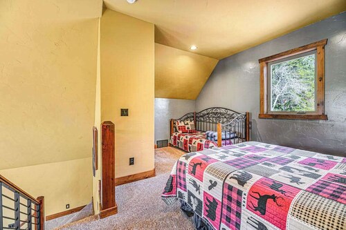 Hot Tub Lodge • ¼ Mile to Terry Peak Skiing