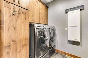 Ein Waschraum mit Holzausbau und einer an der Wand befestigten Waschmaschine.