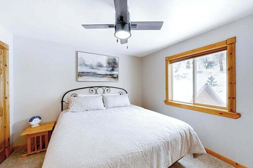 Pleasant View Lodge - Mountain Cabin • Hot Tub & Game Room