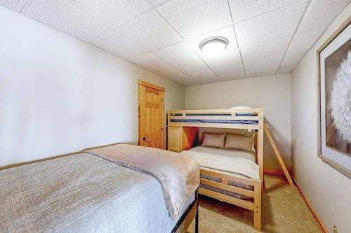 Pleasant View Lodge - Mountain Cabin • Hot Tub & Game Room
