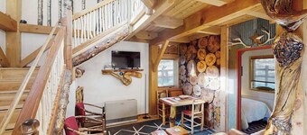 Treehouse Retreat • Pikes Peak Views with Hot Tub