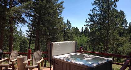 Treehouse Retreat • Pikes Peak Views with Hot Tub