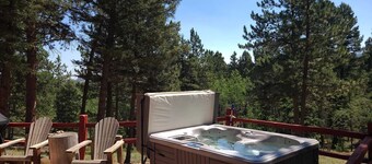 Treehouse Retreat • Pikes Peak Views with Hot Tub