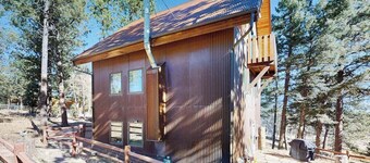 Treehouse Retreat • Pikes Peak Views with Hot Tub
