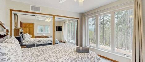 5 bedrooms, desk, iron/ironing board, travel cot