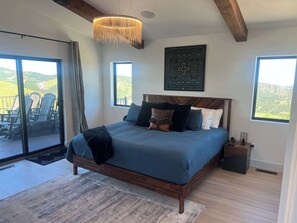 5 habitaciones, tabla de planchar con plancha, wifi y ropa de cama 