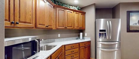Coffee/tea maker, fridge, microwave, oven