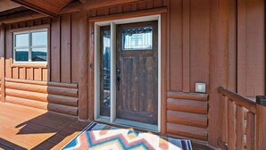 Une cabane en bois avec une porte-fenêtre coulissante et une fenêtre.