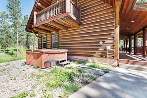 A log cabin with a hot tub and outdoor seating area. - Boulder Ridge Lodge - Hot Tub Log Cabin Near Golf Course (Lead)