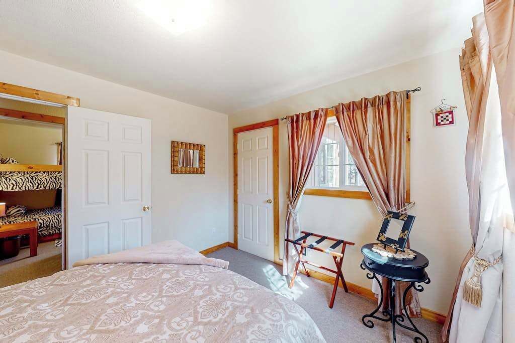 2 bedrooms, iron/ironing board, travel crib, internet
