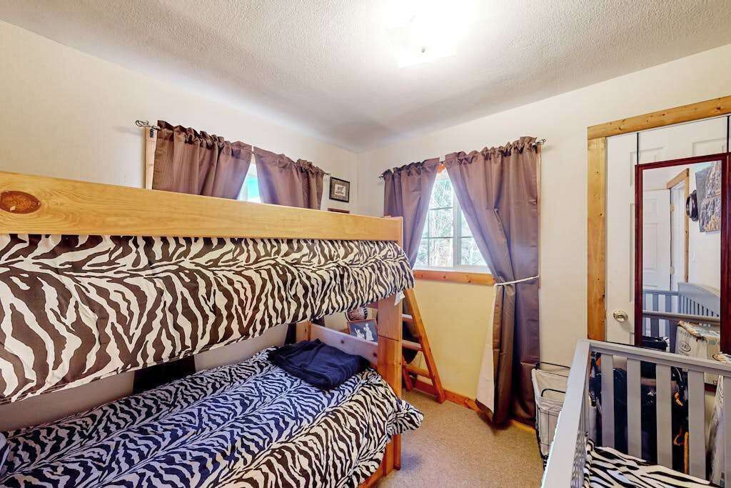 2 bedrooms, iron/ironing board, travel cot, Internet