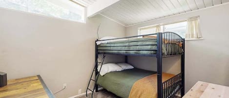 2 habitaciones, tabla de planchar con plancha, wifi y ropa de cama