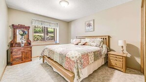 Room - Crooked Canyon Lodge - Secluded Lodge • Sauna & Hot Tub (Rapid City)