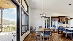 Una cocina amplia con una isla grande, piso de madera y vistas al exterior.