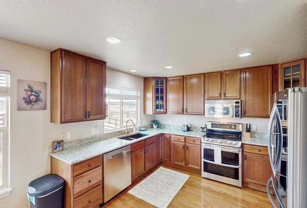Coffee/tea maker, fridge, microwave, oven