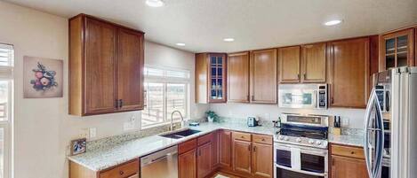 Coffee/tea maker, fridge, microwave, oven