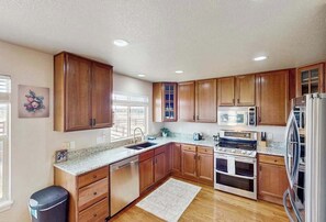 Private kitchen - Jack’s Ranch House- Family Home • Game Room & Mtn Views (Colorado Springs)