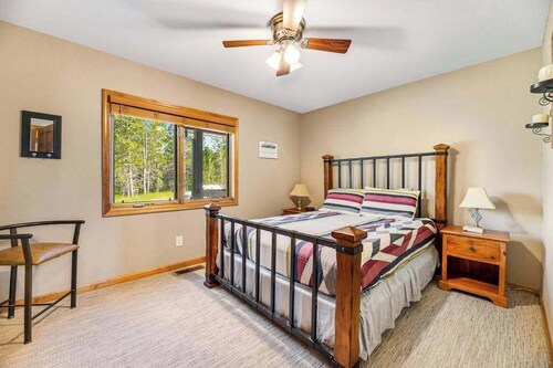 Boulder Canyon Lodge - Game Room Lodge w/ Hot Tub & Wet Bar