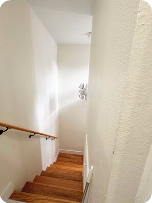 Eine Treppe mit Holzstufen, die zu einer Zwischenebene führt.