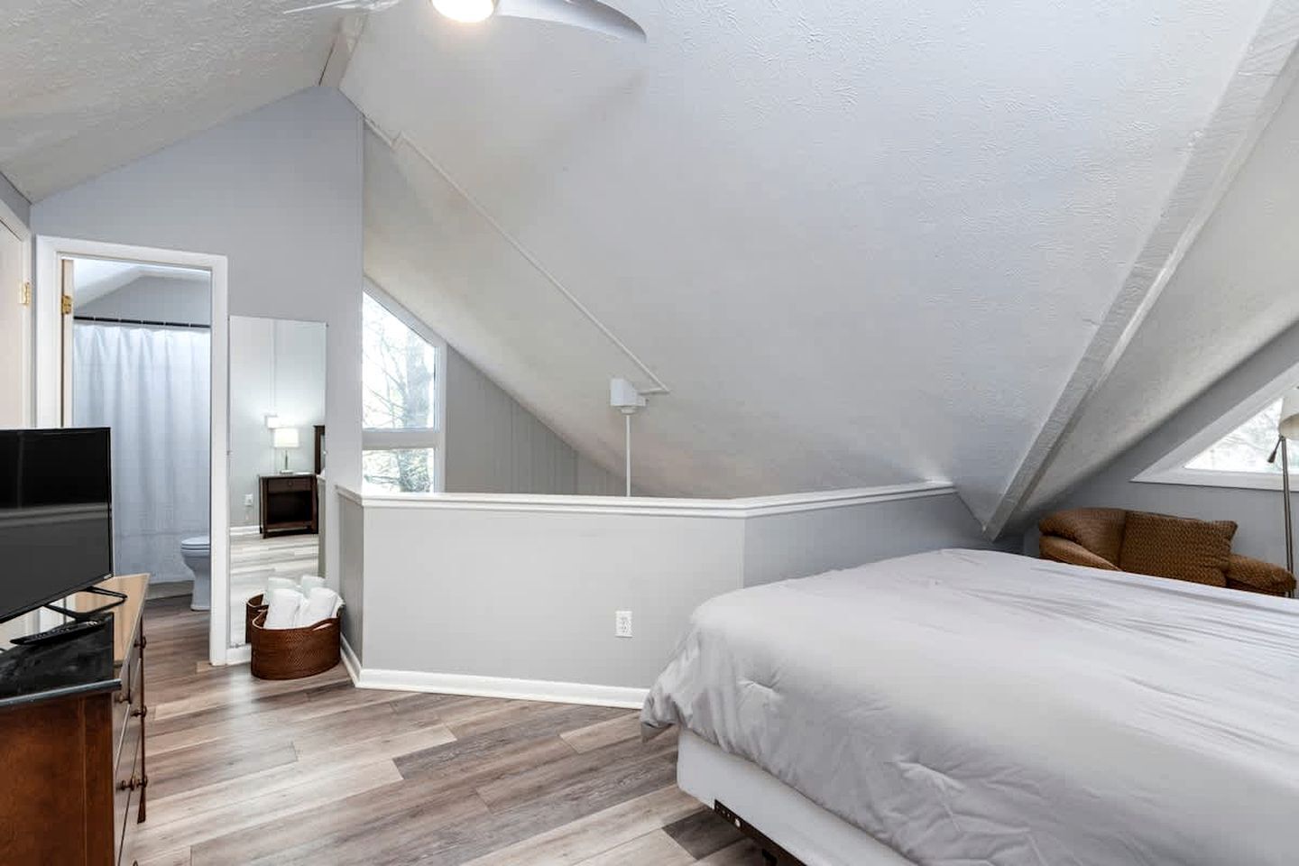 2 habitaciones, escritorio, tabla de planchar con plancha y wifi 