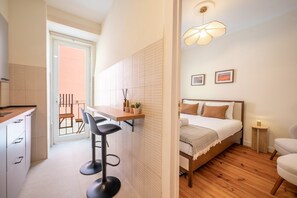 Ein gemütliches Schlafzimmer mit Bett, Nachttisch und einer kleinen Nachttischlampe.