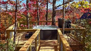 Outdoor spa tub - Incredible, Pet Friendly, Rustic Tree House in Gatlinburg, Tennessee (Gatlinburg)