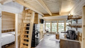 Room - Incredible, Pet Friendly, Rustic Tree House in Gatlinburg, Tennessee (Gatlinburg)