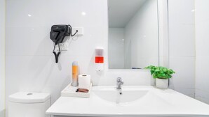 Room, 1 Bedroom, Accessible | Bathroom - Room-deluxe Twin Room - Sleeps 3 (Sydney)