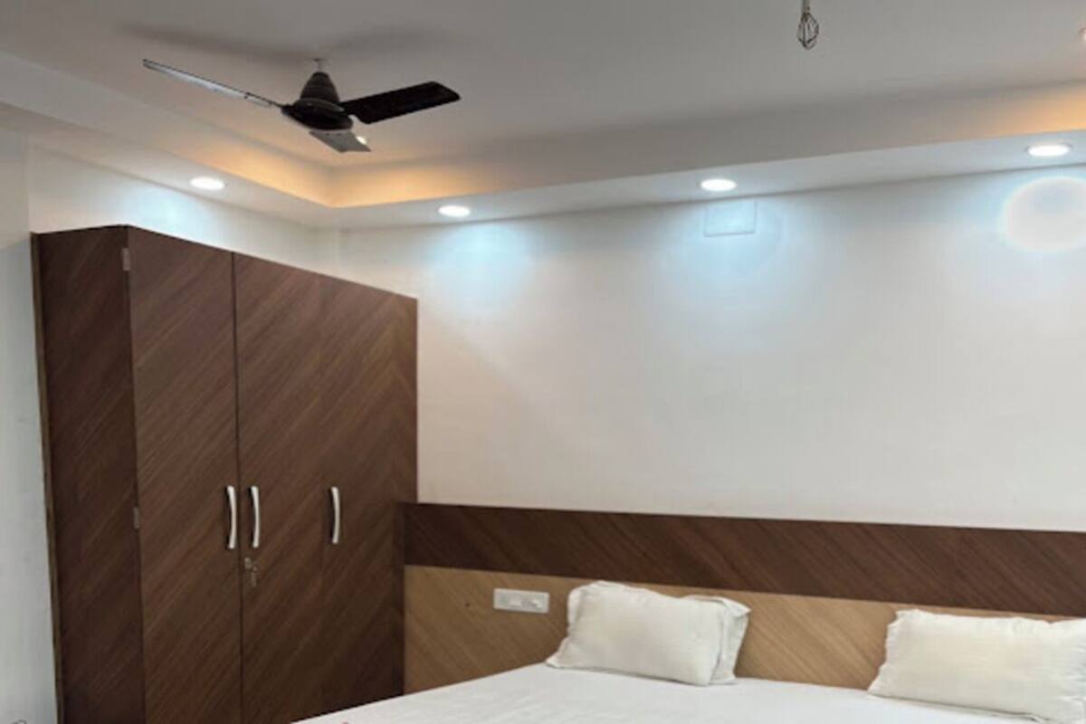 Luxury Room, Balcony, Hill View | WiFi (free), bed sheets
