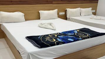 Quarto família, sacada, vista para a colina | Wi-Fi de cortesia, roupa de cama