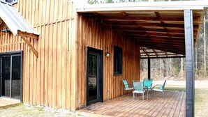 Outdoor dining - Luxury Vineyard Barn Retreat with Private Trails Near Nashville, Georgia (Nashville)