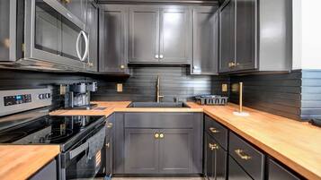 Coffee/tea maker, microwave, oven, stovetop