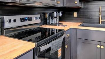 Coffee/tea maker, microwave, oven, stovetop
