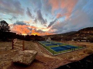 Sport court - Fantastic Tiny House Fully Equipped with Glass Ceiling in Orderville, Utah (Orderville)