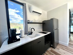 Private kitchen - Fantastic Tiny House Fully Equipped with Glass Ceiling in Orderville, Utah (Orderville)