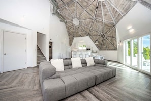 Living area - Modern 3-Bedroom Lakefront Home with Pool, Patio & Private Helipad in Clermont, Florida (Clermont)
