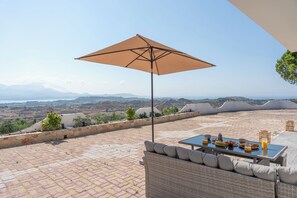 Outdoor dining - Vrbo Property (Lixouri)